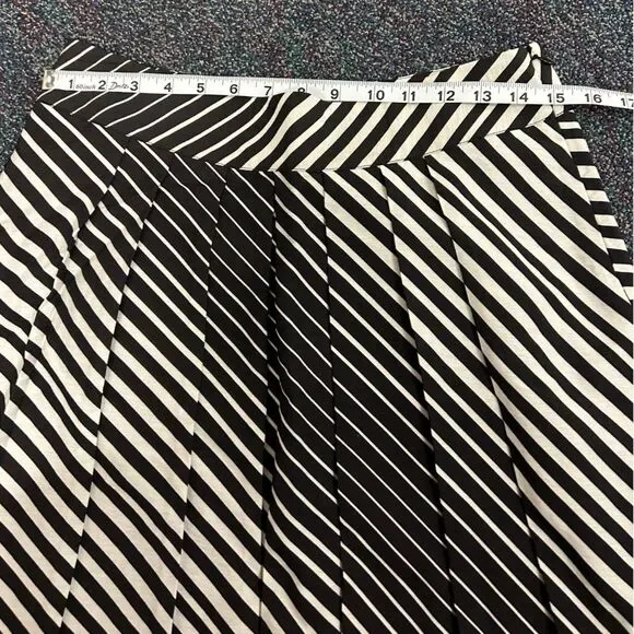 The Limited Black White Striped Pleated Skirt Size Small A-Line Lined - Picture 4 of 7